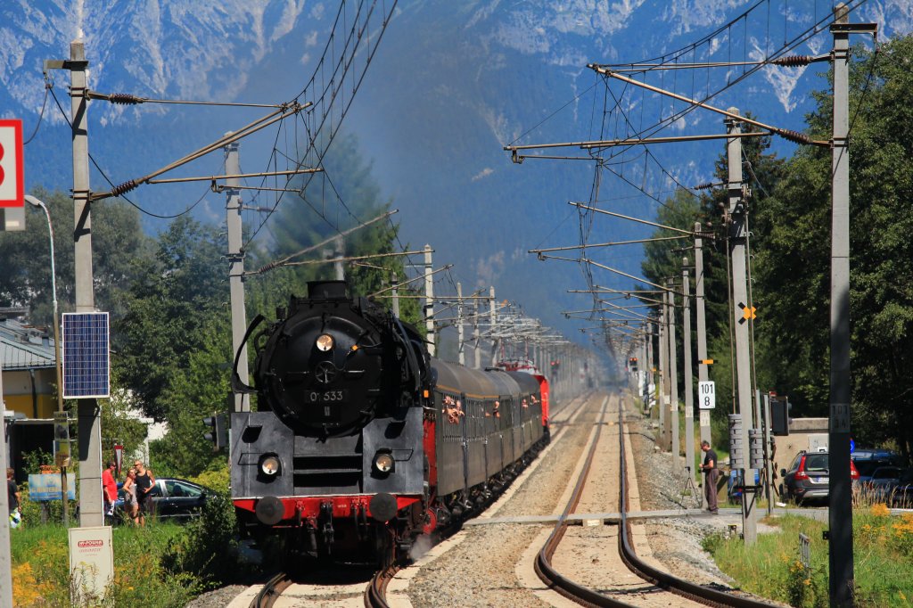 01 533 mit dem Sonderzug bei der Einfahrt in den Bahnhof von Zell am See am 
19. August 2012.