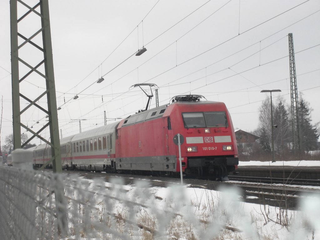 101 010-7 durchfhrt am 31. Januar 2007 den Bahnhof von bersee in Richtung Salzburg.