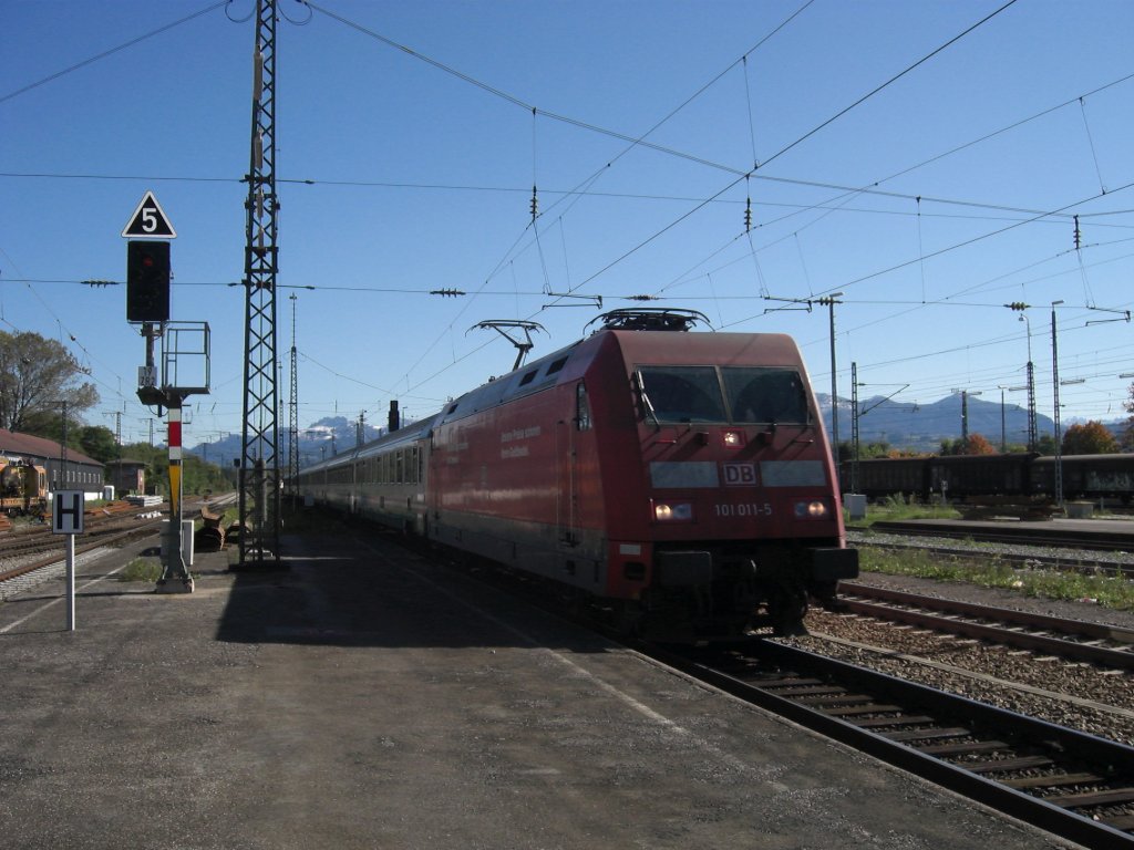 101 011-5 bei der Einfahrt in den Bahnhof von Rosenheim am 5. Oktober 2008.