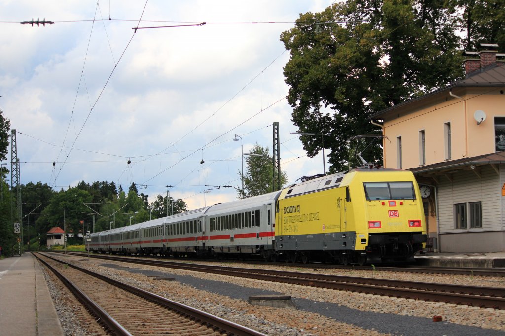 101 013-1  DOCUMENTA  diesmal am 16. August 2012 bei der Durchfahrt des Bahnhofes von Assling.