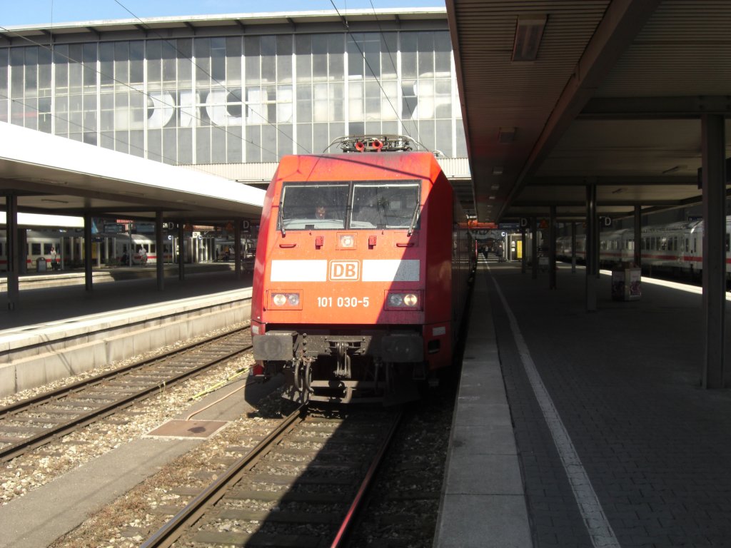 101 030-5 am 4. Juni 2010 im Mnchner Hauptbahnhof.