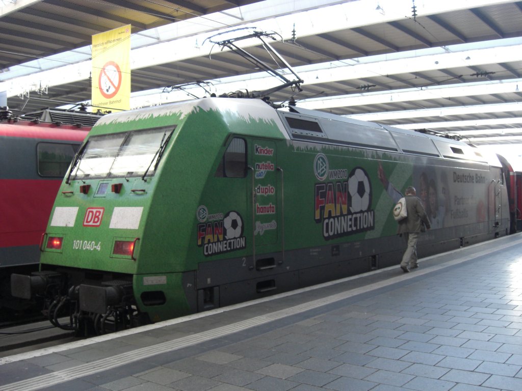 101 040-4 wirbt fr die Fussball-Weltmeisterschaft 2010. Aufgenommen am 4. Juni 2010 im Mnchner Hauptbahnhof.