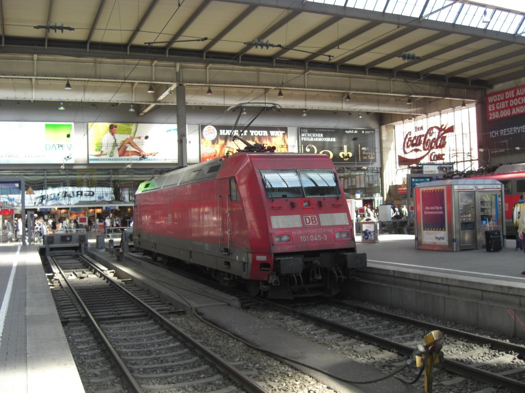 101 045-3 im Mnchner Hauptbahnhof am 4. Juni 2010.