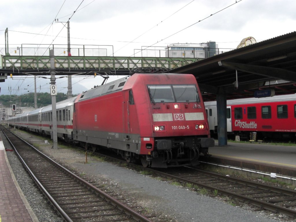 101 049-5 beim Zwischenhalt im Salzburger Hauptbahnhof am 1. April 2007.