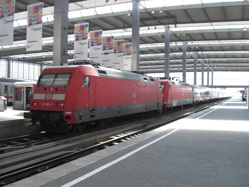 101 053-7 mit einer Schwesterlok im Mnchner Hauptbahnhof am 31. Mai 2008.