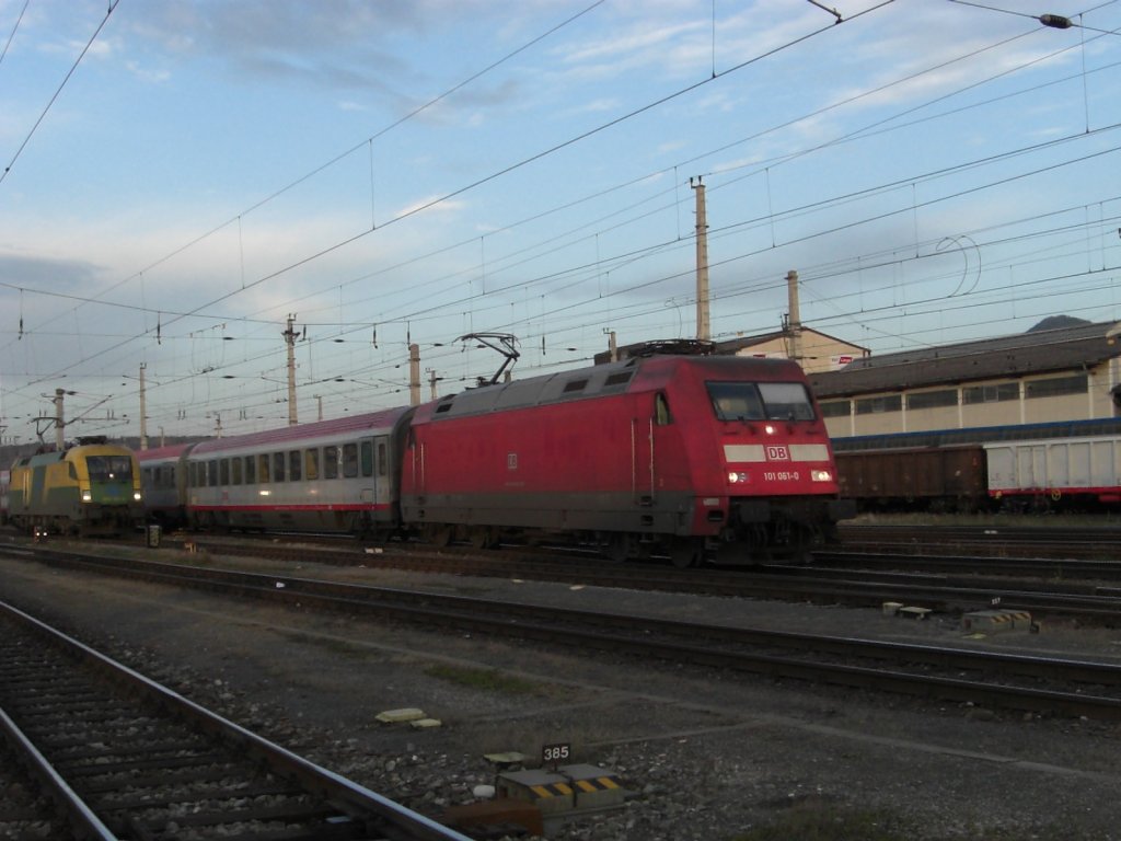 101 061-0 fhrt bei der Einfahrt in den Salzburger Hauptbahnhof an einem Ungarischen  Taurus  vorbei. Aufgenmommen am 21. November 2009.