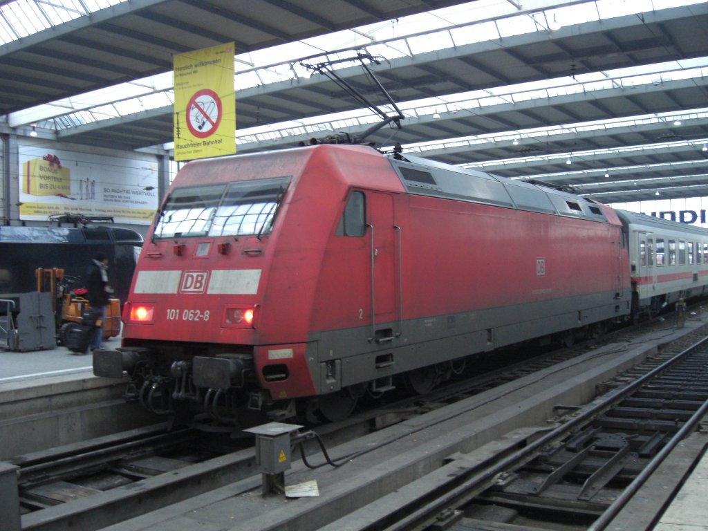101 062-8 steht abfahrbereit im Mnchener Hauptbahnhofs.