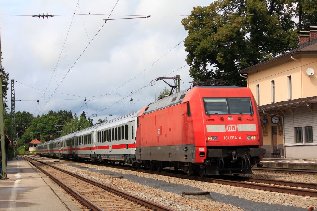 101 064 durchfhrt am 16. August 2012, aus Mnchen kommend, den Bahnhof von  Assling .