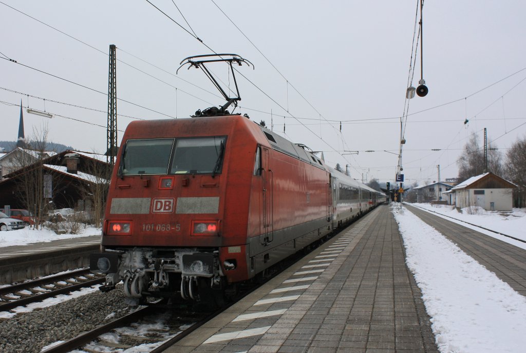 101 068-5 am Zugende des EC 218, am 25. Februar 2013 beim Halt in Prien am Chiemsee. 