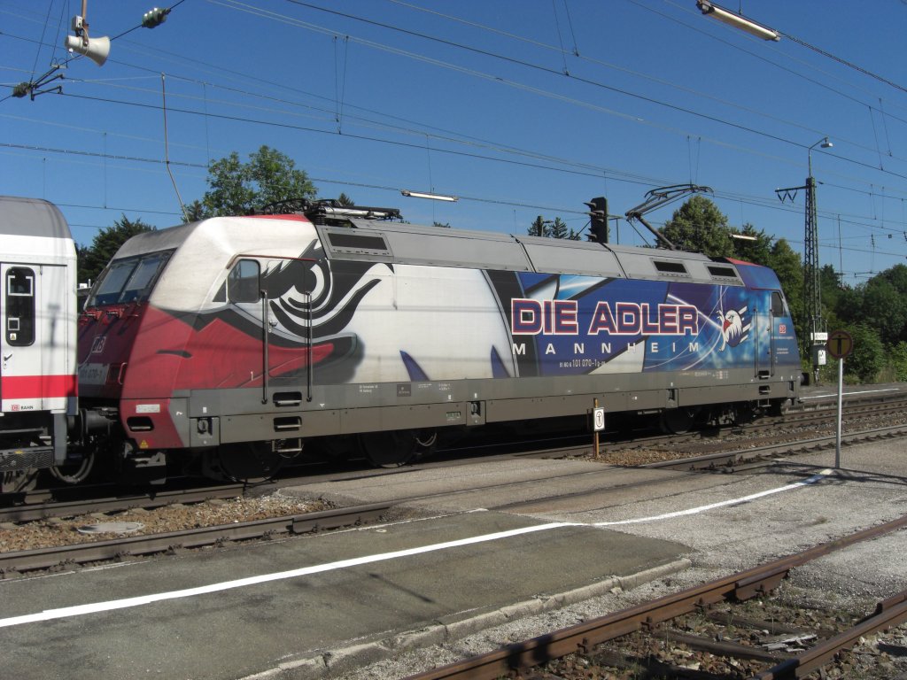 101 070-1 wirbt fr die  Adler-Mannheim . Aufgenommen am 1. August 2012
in Traunstein.