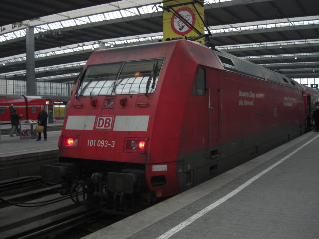 101 093-3 fhrt sogleich aus dem Mnchener Hauptbahnhof aus. Aufgenomme
am 5. Februar 2010.