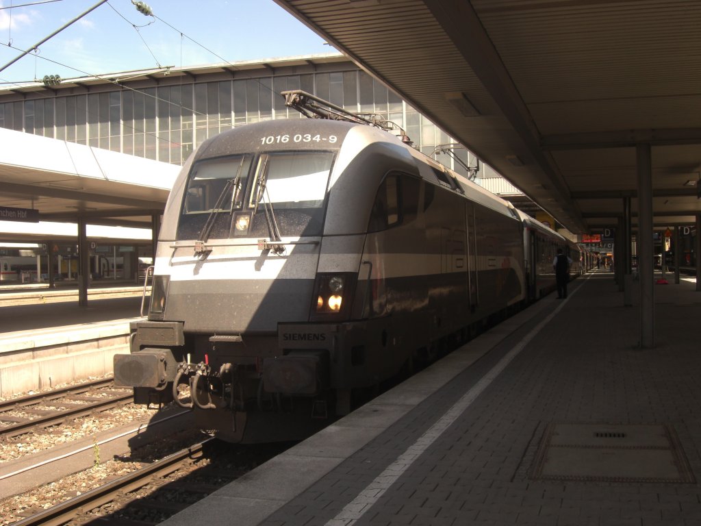 1016 034-9 in der Versuchslackierung fr den Railjet. Hier im Mnchner Hauptbahnhof, aufgenommen am 31. Mai 2009.