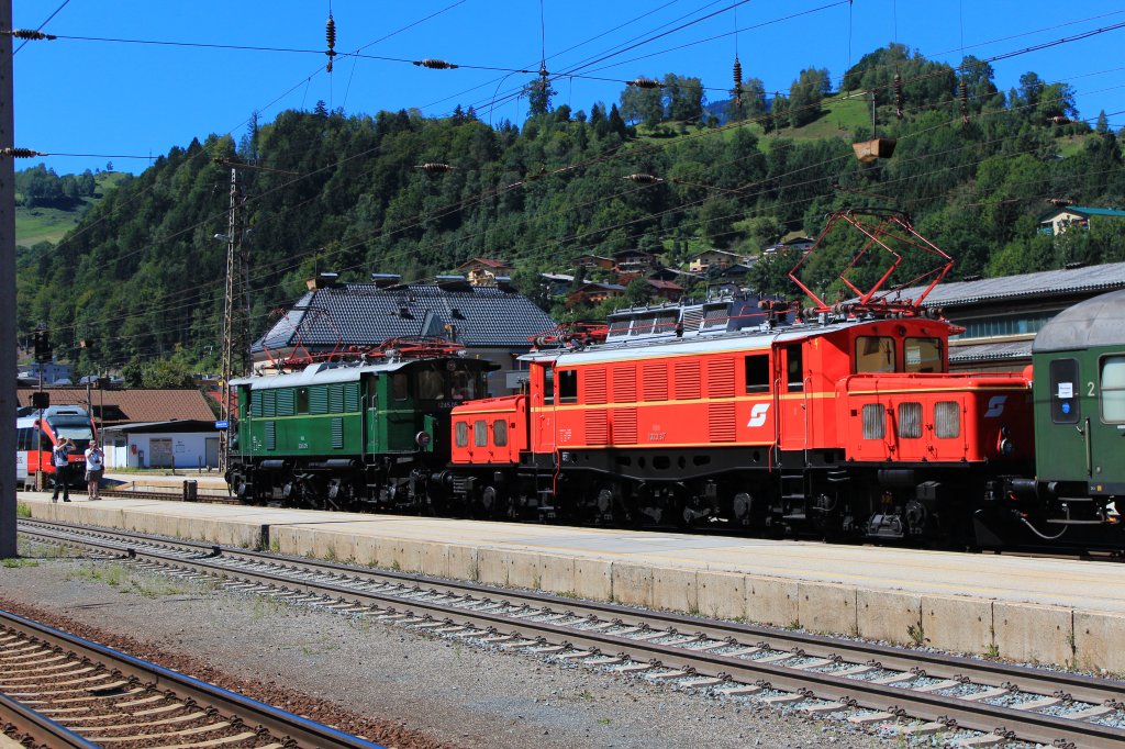 1020 037 und 1245.05 am 19. August 2012 in Schwarzach/St.Veit. Die beiden Loks zogen den Sonderzug  175 Jahre Eisenbahn in sterreich .