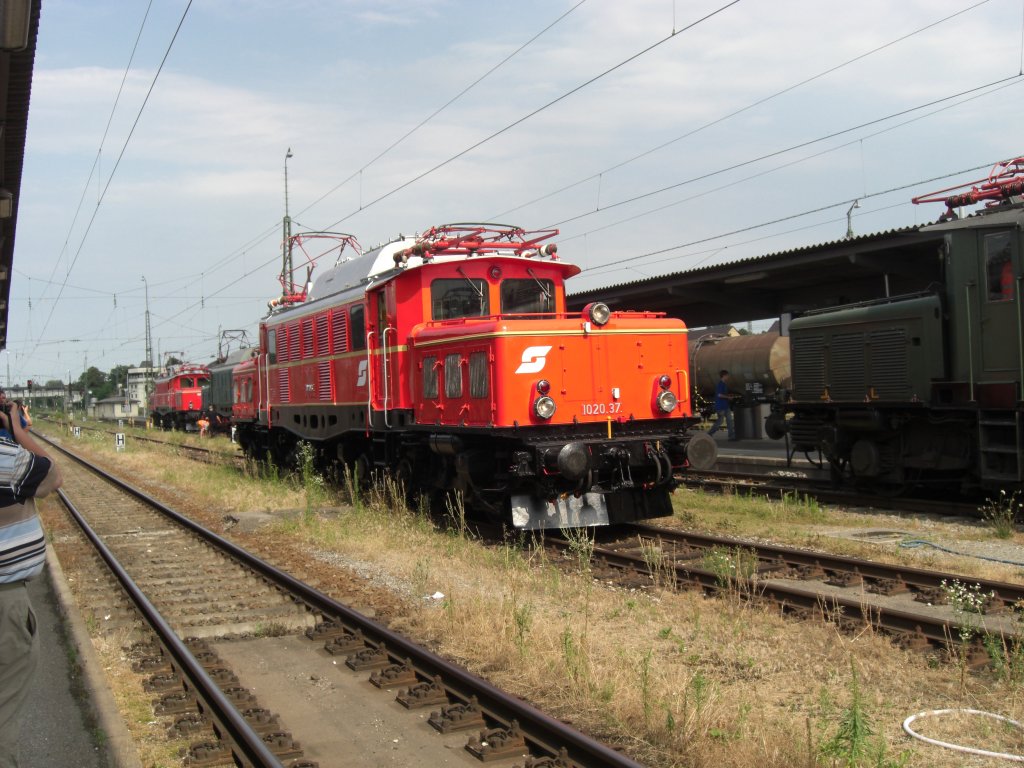 1020 037 whren der Lokpaprade im Bahnhof Freilassing. Hier fand am 17. Juli 2010 ein BR 94-Treffen statt.