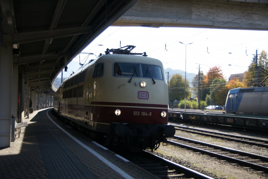 103 184-8 fhrt soeben mit einem Sonderzug in den Bahnhof von Kustein/Tirol ein. Aufgenommen am 30. Oktober 2011.