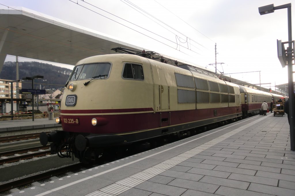 103 235-8 beim Zwischenstop im Salzburger Hauptbahnhof. Aufgenommen am 11. Dezember 2001.