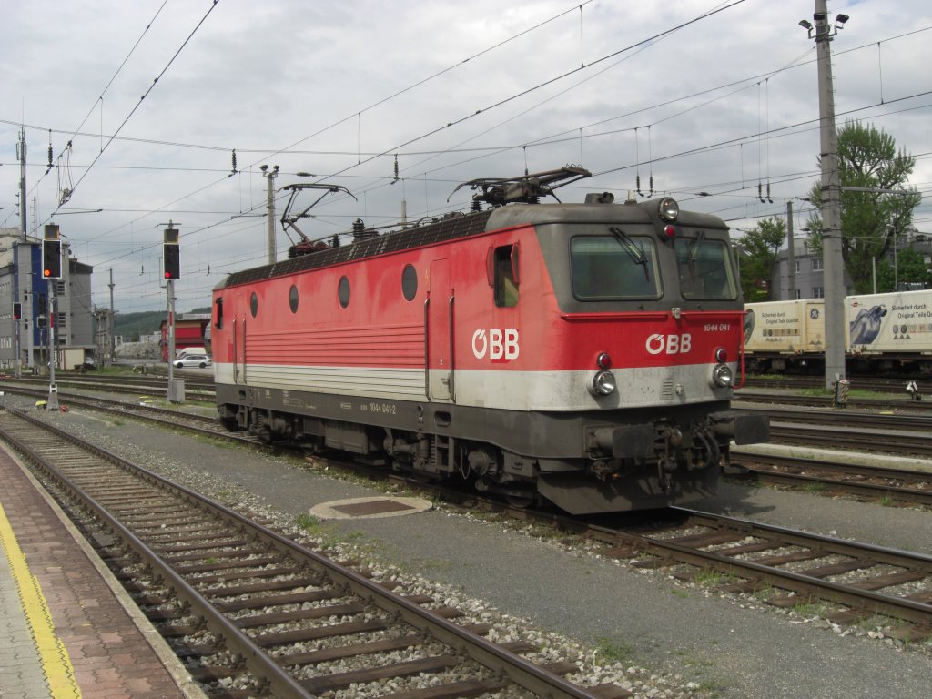 1044 041-2 bei einer Rangierfahrt am 1. April 2007 durch den Salzburger Hauptbahnhof.