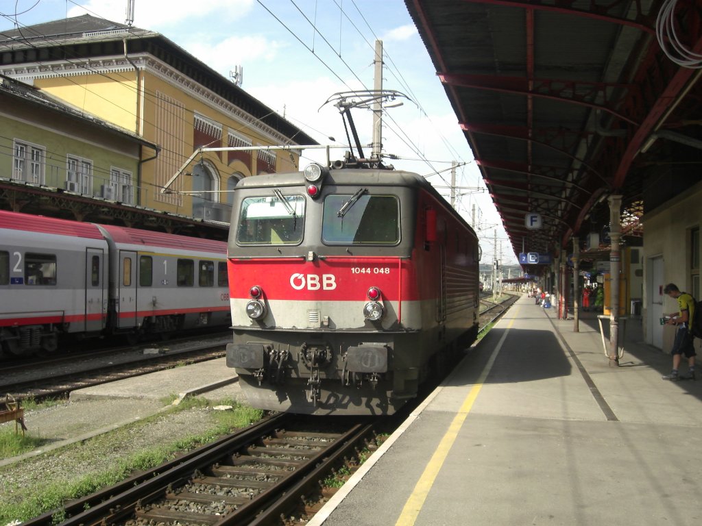 1044 048 rangiert am 8. August 2009 im Salzburger Hauptbahnhof.