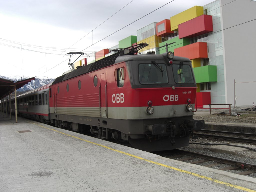 1044 113-9 kurz vor der Abfahrt aus dem Salzburger Hauptbahnhof. Aufgenommen am 28. Januar 2007.