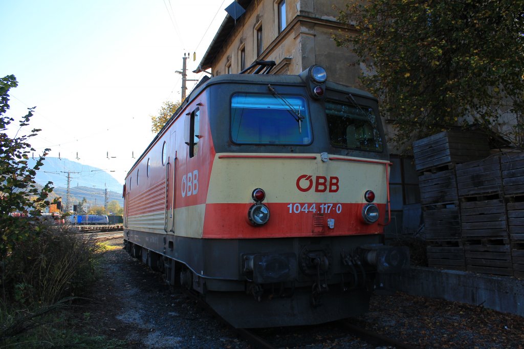 1044 117-0 in der  Schachbrett-Lackierung  entdeckten wir am Rande des Kufsteiner Bahnhofs. Aufgenommen am 21. Oktober 2012.