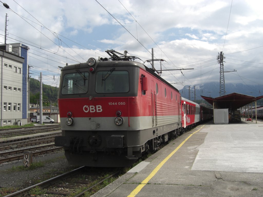 1044 50 vor einem REX am 1. April 2007 im Salzburger Hauptbahnhof.