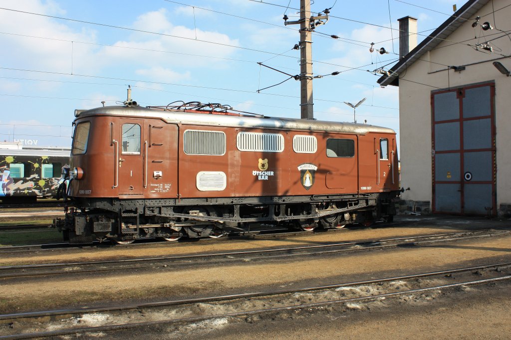 1099.007 der  tscher-Br  war am 16. Mrz 2013 vor dem Lokschuppen der  Mariazeller-Bahn  im Bahnhof  St. Plten-Alpenbahnhof  abgestellt.