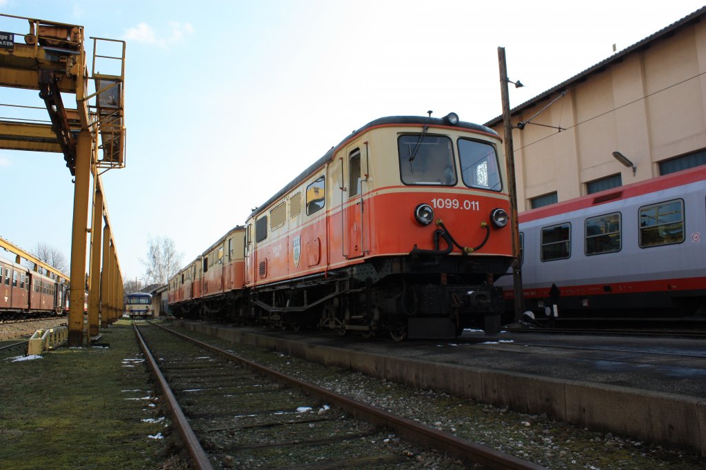 1099.011 ist zusammen mit drei Schwestern in  St.Plten-Alpenbahnhof  abgestellt.
Es ist mehr als fraglich ob diese Loks noch einmal zum Einsatz kommen.