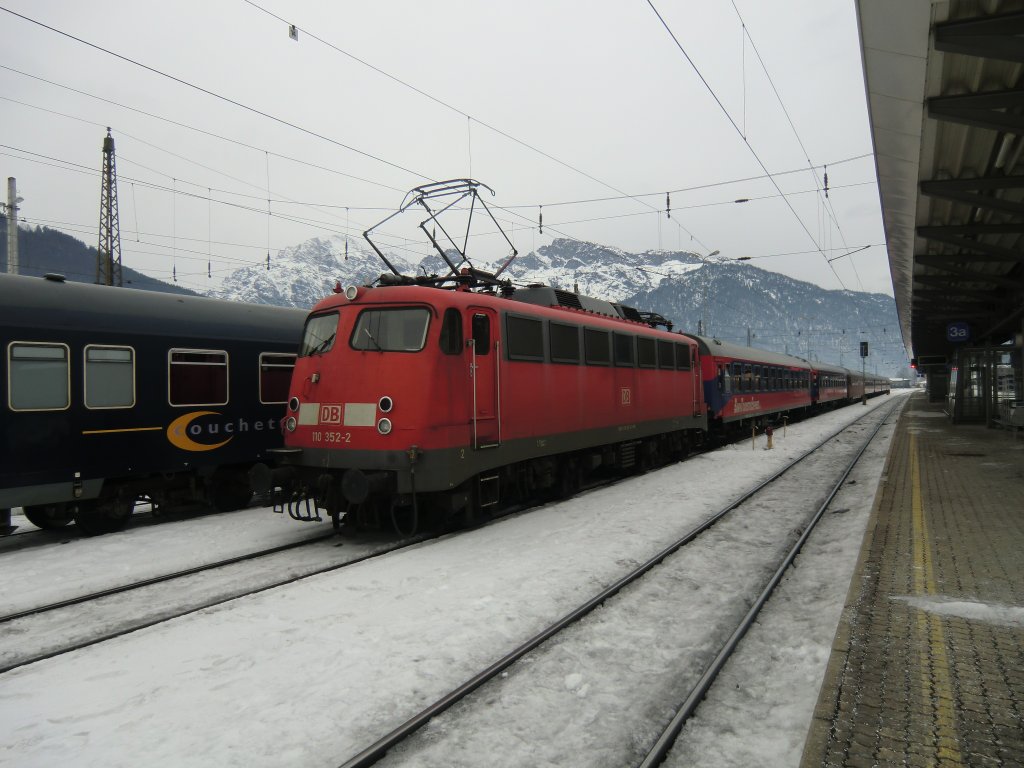 110 352-2 mit einem Sonderzug am 8. Januar 2011 in Saalfelden.