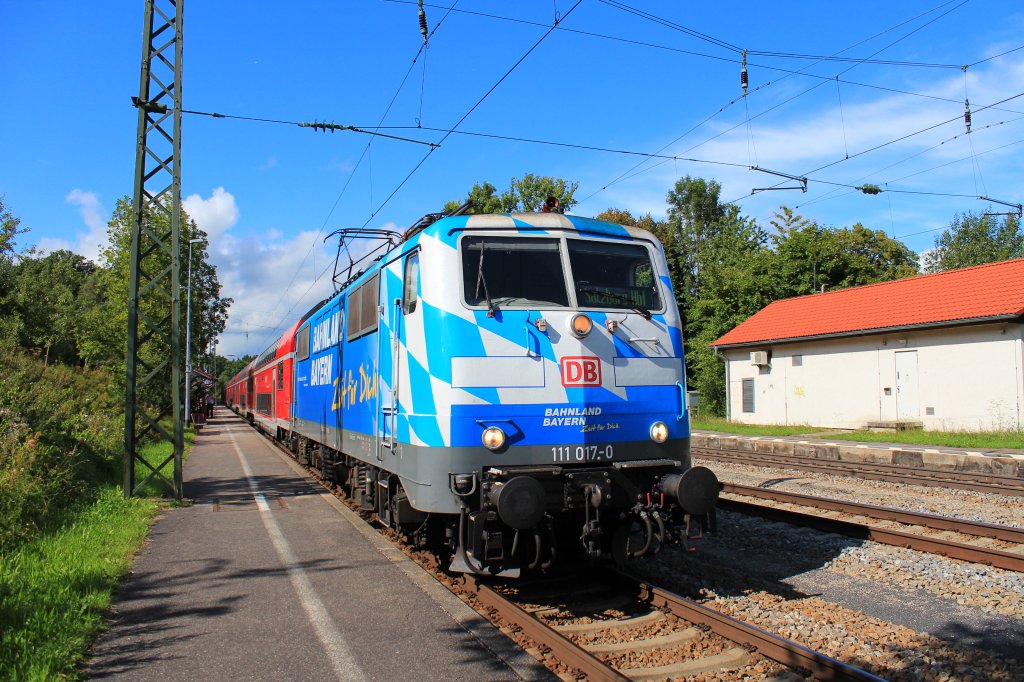 111 017-0  Bahnland Bayern  am 16. August 2012 beim planmigen Halt in Assling.
