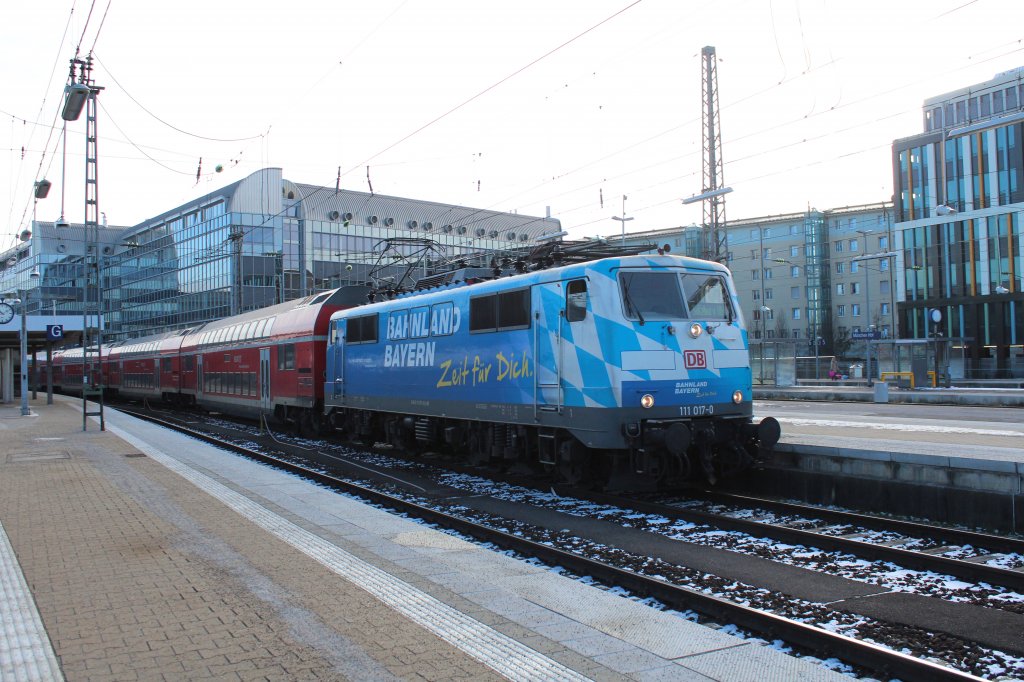111 017-0 diesmal am 15. Januar 2012 bei der Aufahrt aus dem Mnchner Hauptbahnhof.
