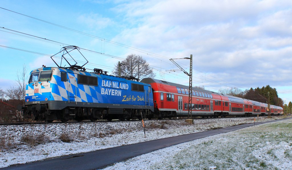 111 017-0  Maxl  auf dem Weg von Salzburg nach Mnchen. Aufgenommen am 5. Dezember 2012 kurz vor Prien am Chiemsee.