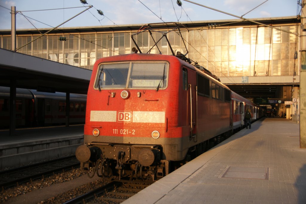 111 021-2 am 25. April 2011 in der Abendsonne im Aussenbereich des
Mnchner Hauptbahnhofes.