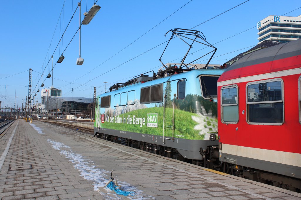 111 039-4 am 15. Januar 2012 im Aussenbereich des Mnchner Hauptbahnhofs.