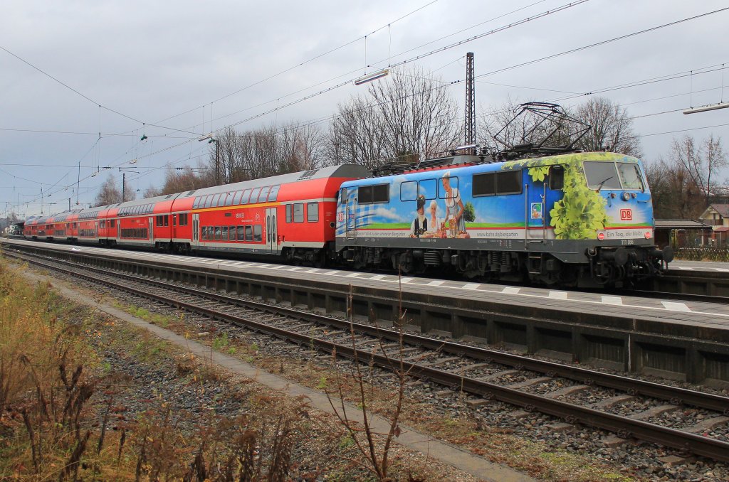 111 066-7 die  Biergartenlok  schiebt einen Regionalzug in den Bahnhof von
Prien am Chiemsee ein. Aufgenommen am 4. Dezember 2012.