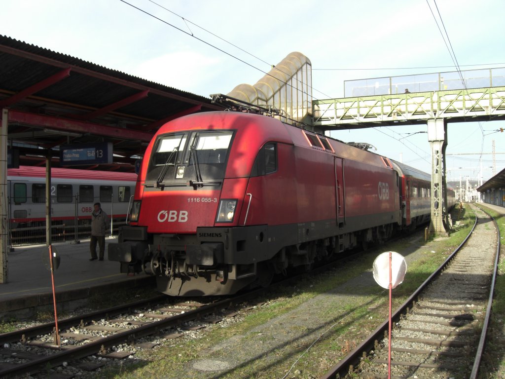 1116 055-3 bei der Einfahrt in den Salzburger Hauptbahnhof.