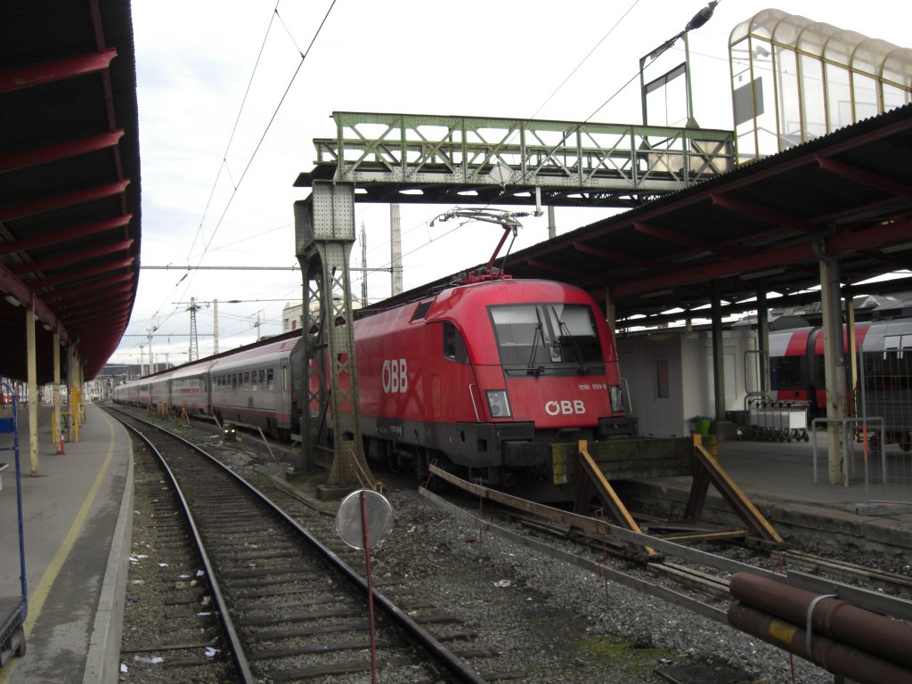 1116 109-8 kurz nach der Ankunft im Hauptbahnhof von Salzburg.