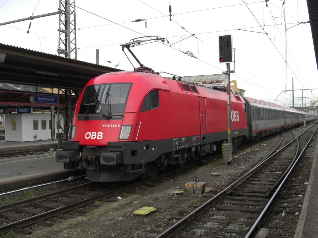 1116 144-5 wartet auf die Abfahrt aus dem Salzburger Hauptbahnhof.