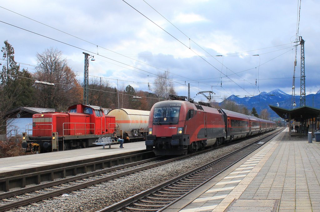 1116 210 durchfhrt am 4. Dezember 2012 mit einem Railjet den Bahnhof von Prien am Chiemsee.