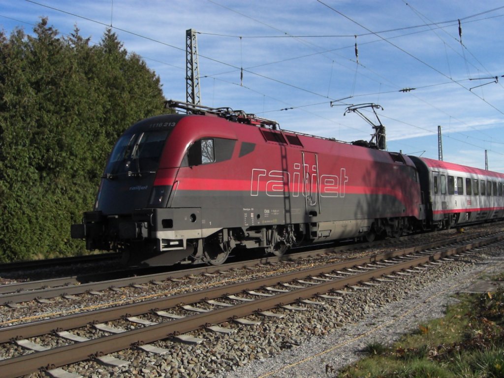 1116 213 vor einem EC bei der Durchfahrt des Bahnhofs von Prien am Chiemsee. aufgenommen am 7. November 2009.