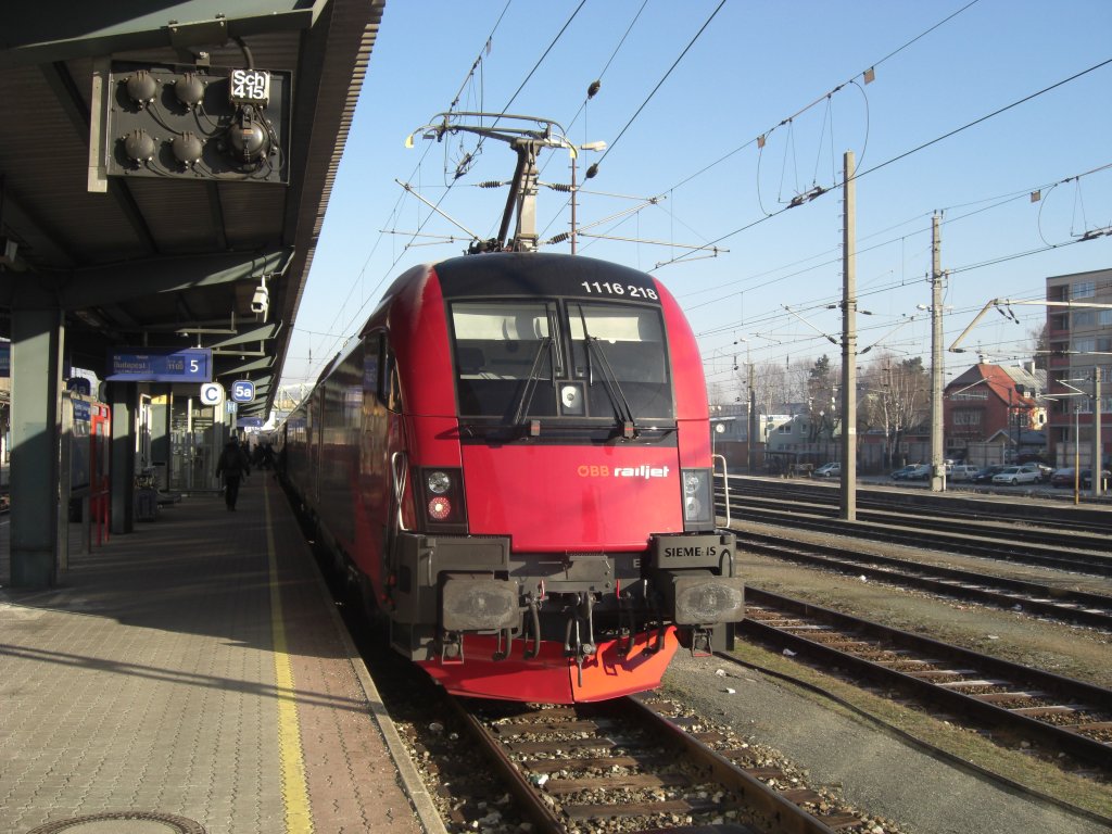 1116 218 am Ende eines Railjets kurz nach der Einfahrt in den Salzburger Hauptbahnhof am 23. Dezember 2008.