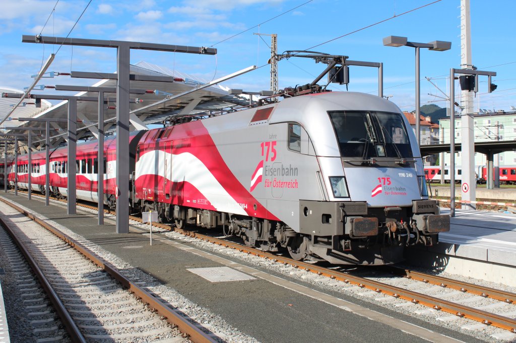 1116 249-4 an der Spitze des Jubilums-Railjets. Abgelichtet am 13. Juli 2012 im Salzburger Hauptbahnhof.