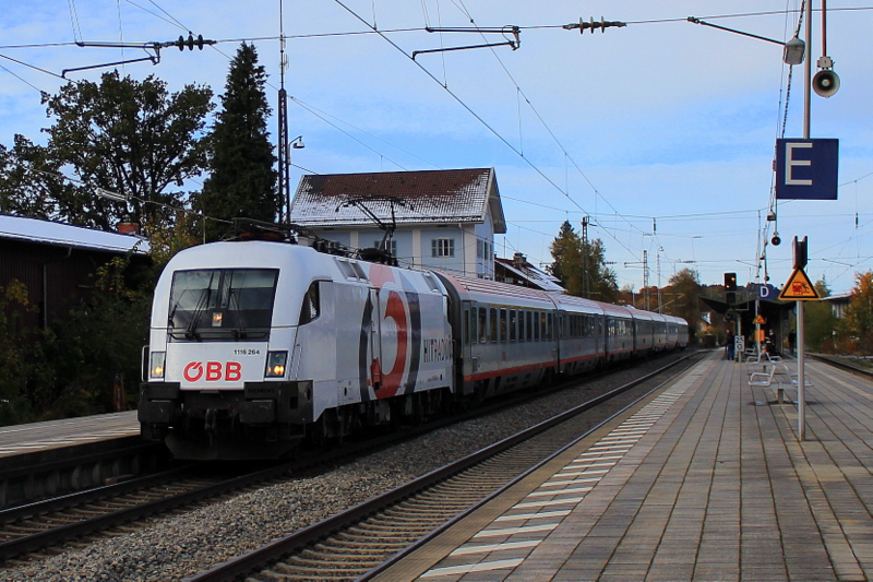 1116 264 ist seit kurzem als  3 Hitradio -Werbelok unterwegs. aufgenommen am 30. Oktober 2012 bei der Durchfahrt des Bahnhofs von Prien am Chiemsee.