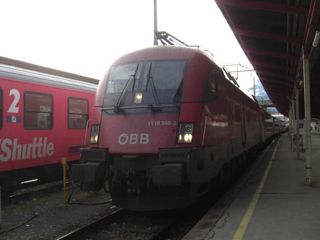 1116 268-2 ist soeben in den Hauptbahnhof von Salzburg eingefahren.