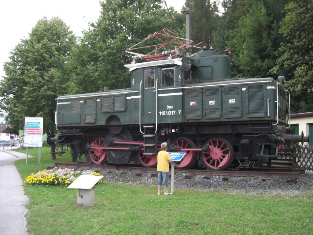 11161 017-7 als Denkmal-Lok abgestellt zwischen Salzburg und 
Bischofshofen.