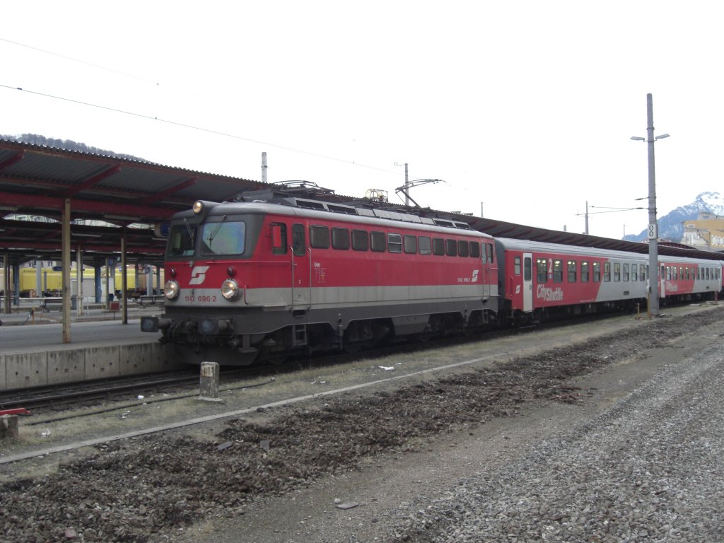 1141 696-2 im Salzburger Hauptbahnhof am 30. Januar 2011.