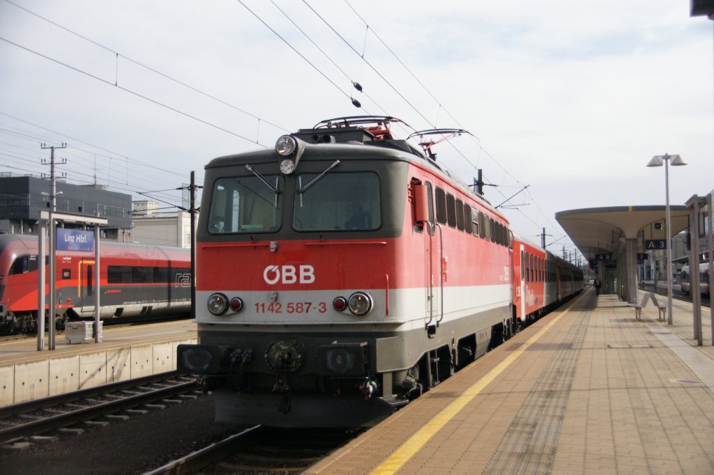 1142 587-3 kurz nach der Einfahrt in Linz. Aufgenommen am 29. Juni 2011.