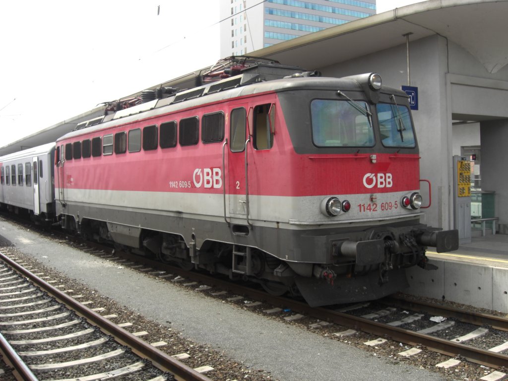 1142 609-5 nochmals am 20. Juni 2011 im Linzer Hauptbahnhof.
