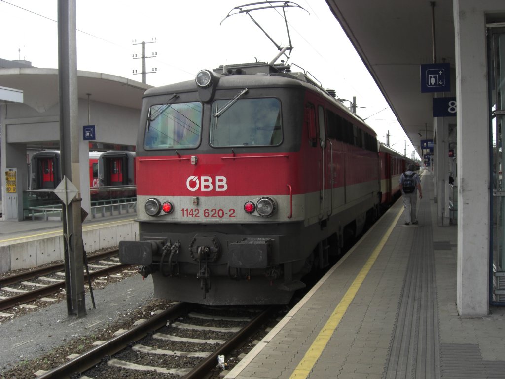 1142 620-2 verlt in krze den Linzer Hauptbahnhof. Linz, am 20. Juni 2011.