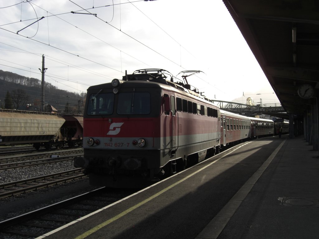 1142 627-7 bei der Einfahrt in Salzburger Hauptbahnhof am 21. November 2009.