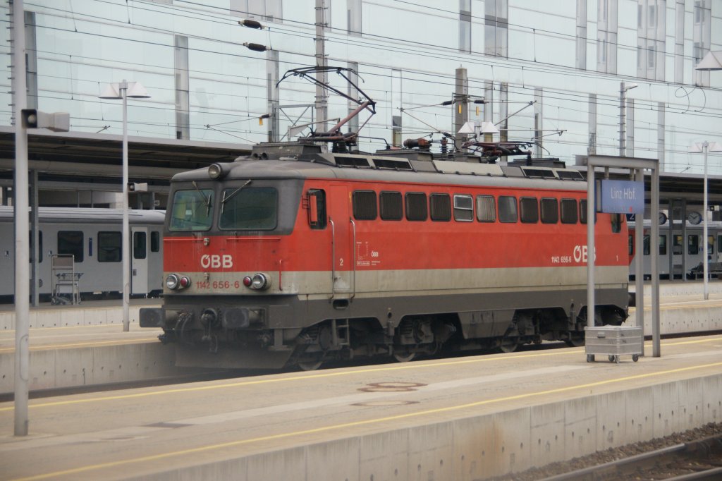 1142 656-6 durchfhrt am 20. Juni 2011 den Linzer Hauptbahnhof.